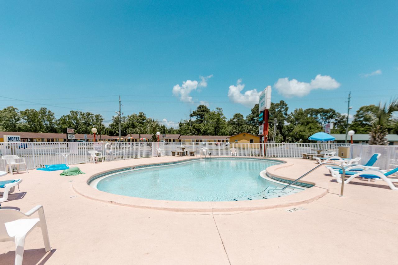 Summer Breeze Motel Upper Grand Lagoon Exterior photo