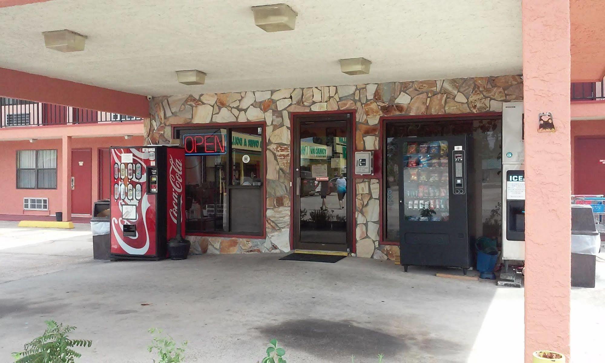 Summer Breeze Motel Upper Grand Lagoon Exterior photo